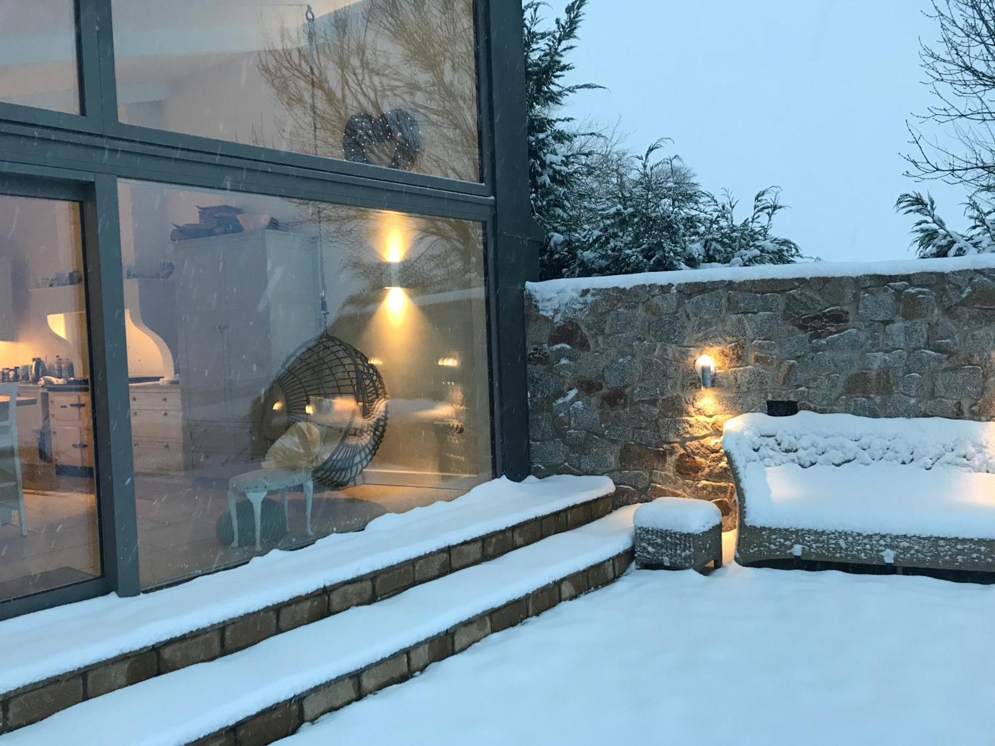 Remote Thatch On Dartmoor With Hot Tub Holiday home *